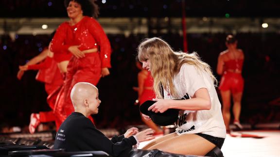 Taylor Swift esaudisce il desiderio di una piccola fan