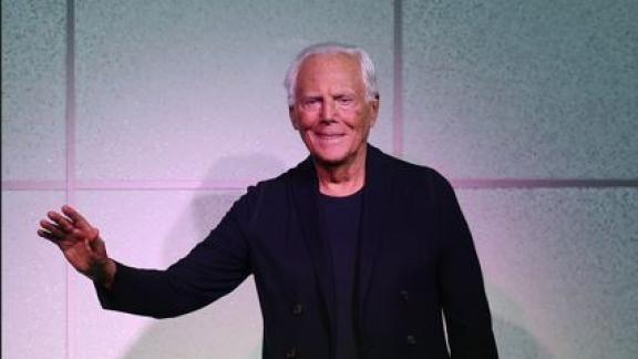 Giorgio Armani protesta: stufo di vedere una matta che gira in mutande a Milano