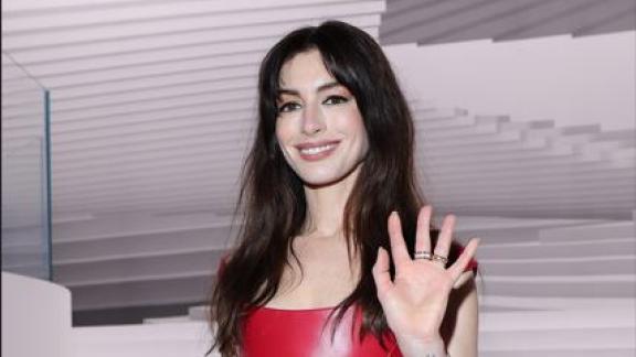 Anne Hathaway incastrata nell'abito Versace chiede aiuto. E Donatella accorre. Il video
