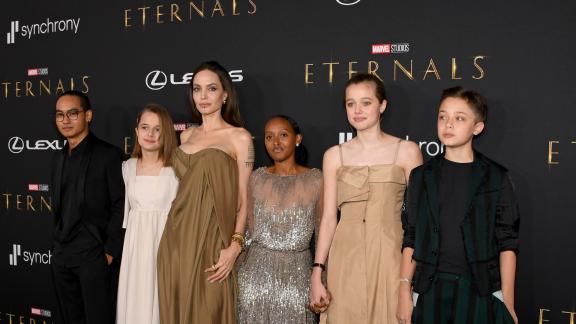 Angelina Jolie vieta a Brad Pitt di far conoscere i figli alla nuova compagna