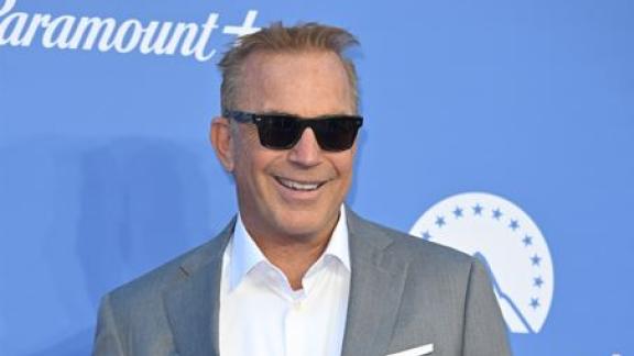 Kevin Costner sul set con il figlio Hayes: il video
