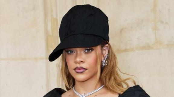 Rihanna si esibisce per 9 milioni di dollari. Ed è polemica
