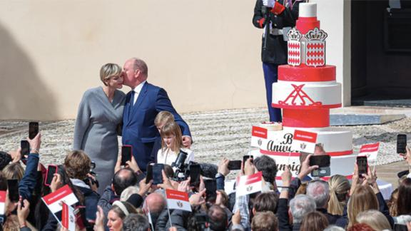 La Principessa Charlene e i gemellini festeggiano il compleanno del Principe Alberto: il video