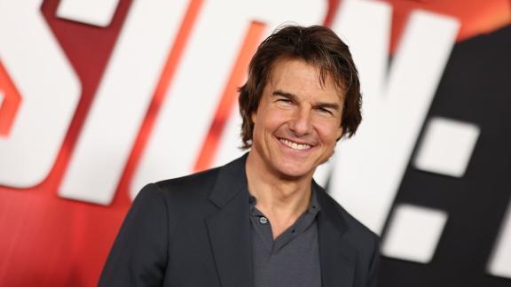 Tom Cruise scala la celebre scritta di Hollywood: le foto