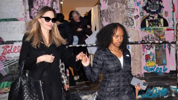 Angelina Jolie adesso ha aperto anche un bar: il video