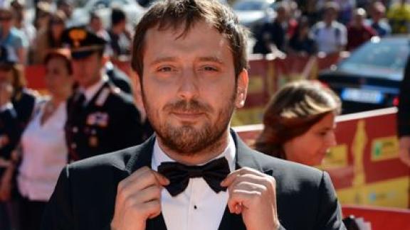 Cesare Cremonini: un migliaio di ragazzi canta una sua hit a Times Square. Il video