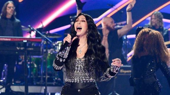 Cher: l'esibizione mozzafiato e l'invito a seguire sempre i propri sogni. Il video