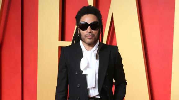 Lenny Kravitz irresistibile al supermercato: il video