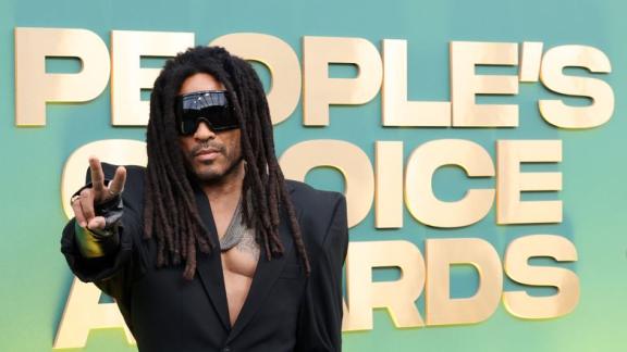 Lenny Kravitz si allena in palestra con pantaloni di pelle e occhiali scuri: il video