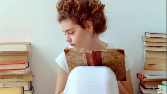 Cos'è lo tsundoku e perché è segno di benessere mentale