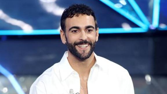 Marco Mengoni: rubata la sua gigantografia. Le foto