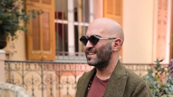 Giuliano Sangiorgi canta l'Estate al ristorante. Il video