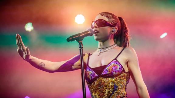 Angelina Mango: le prime foto con la scenografia per l'Eurovision. E scoppia il caso