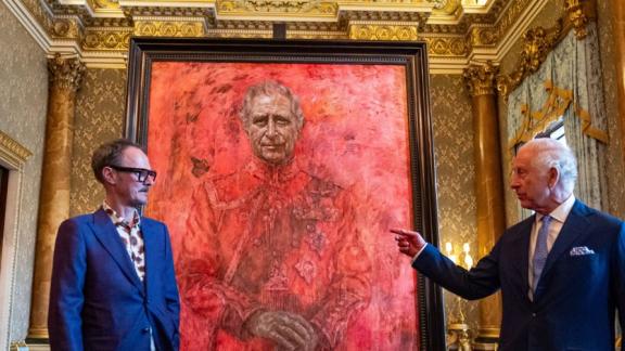 Re Carlo: il nuovo ritratto scatena polemiche