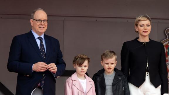 I gemellini Jacques e Gabriella all'Eliseo con mamma Charlene