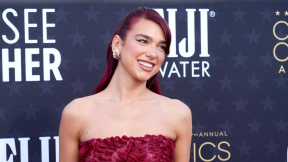 Dua Lipa presenta la serie Camden: il video