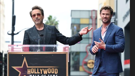 Robert Downey Jr e Chris Hemsworth irresistibili sulla Hollywood Walk of Fame