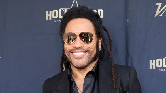 Lenny Kravitz: un sessantenne fuori del comune. Il video e le foto