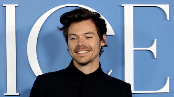 Harry Styles a Roma, tra gite in bicicletta e negozi di casalinghi. Le foto