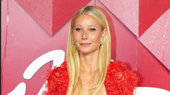 Gwyneth Paltrow pubblica una foto della figlia Apple. E piovono le critiche