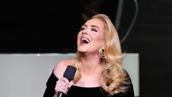 Adele si emoziona alla vista di una mini-Adele: il bellissimo video