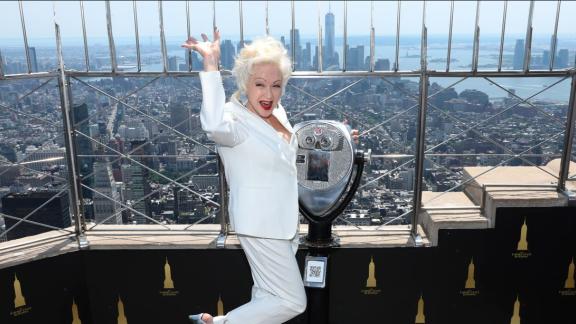 Cyndi Lauper accende di giallo l'Empire State Building: le foto
