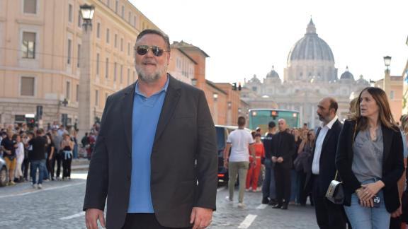 Russell Crowe canta Sarà perché ti amo dei Ricchi e Poveri: il video
