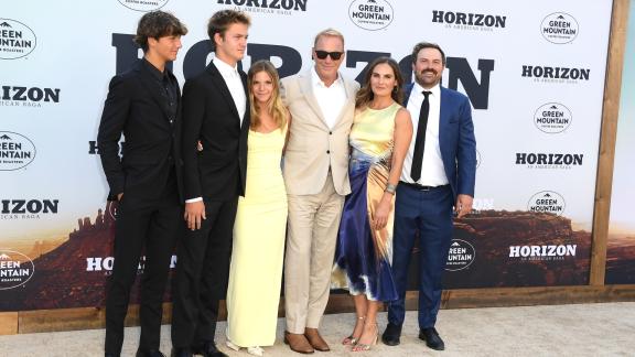 Kevin Costner: la bellissima foto con tutti i figli