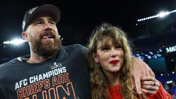 Taylor Swift: la storia d'amore con Travis Kelce ispirerà un film romantico