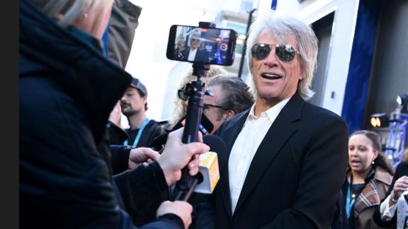 Anche Jon Bon Jovi in Sardegna con il figlio e Millie Bobby Brown: le foto