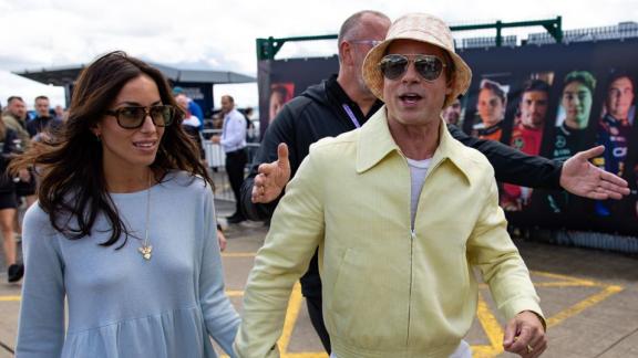 Brad PItt felice mano nella mano con la fidanzata: le foto