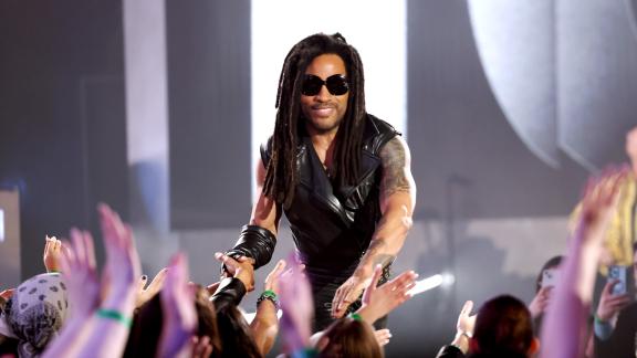 Lenny Kravitz a cena in un ristorante fiorentino. Le foto