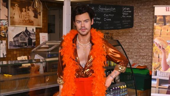 Harry Styles: la sua statua nella panetteria dove lavorava prima del successo. Le foto