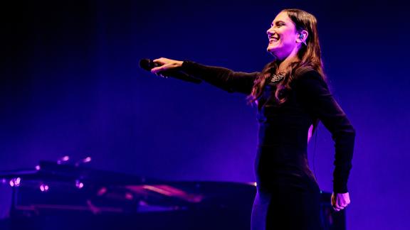 Elisa festeggia i 21 anni di Broken con un video emozionante: ecco la clip