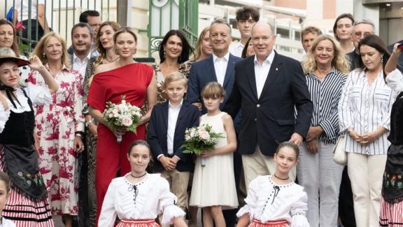 La Principessa Charlene meravigliosa in rosso: il video