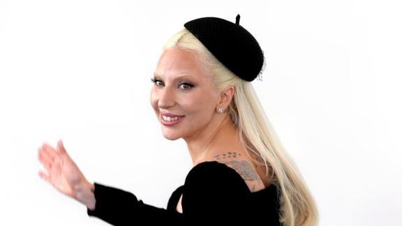 Lady Gaga al Louvre con una parrucca rossa: le foto