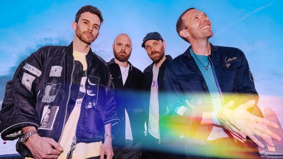 I Coldplay fanno un bellissimo regalo di matrimonio a una coppia di fan: il video