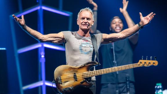 Sting esegue Every Breath You Take a Preston ed emoziona il pubblico: il video 