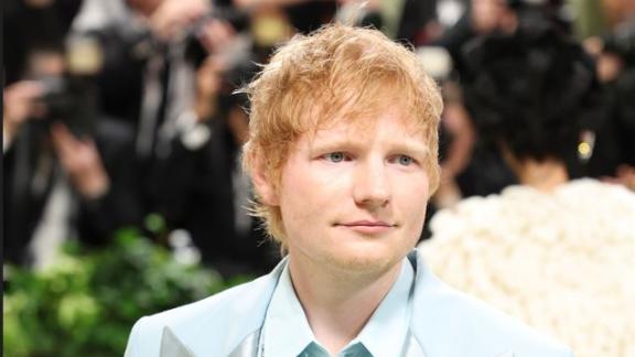 Ed Sheeran su un battello suona una canzone per una fan: il video