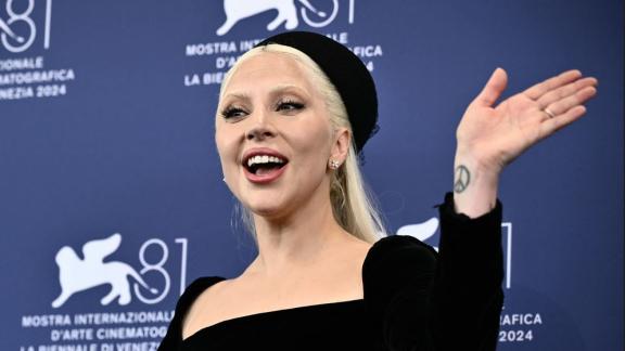 Lady Gaga pubblica l'album Harlequin