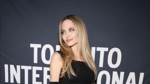 Angelina Jolie bellissima nel film su Maria Callas: la foto