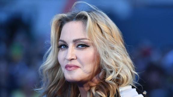 Madonna presenta la prima canzone della figlia Estere. Il video
