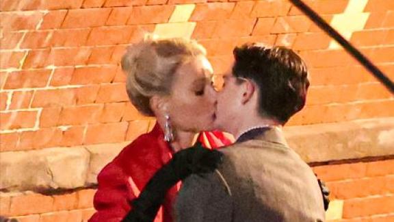 Timothée Chalamet bacia appassionatamente Gwyneth Paltrow: tutte le foto