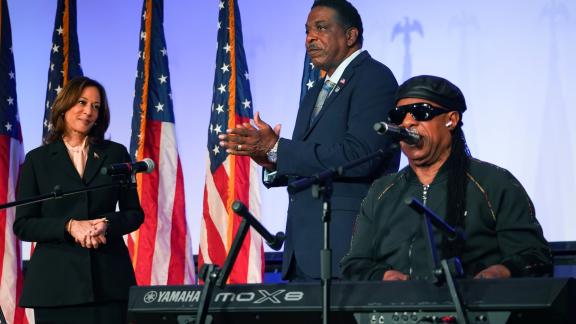 Stevie Wonder canta per il compleanno di Kamala Harris