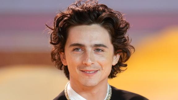 Timothée Chalamet arriva a sorpresa a una gara per trovare il suo sosia: il video