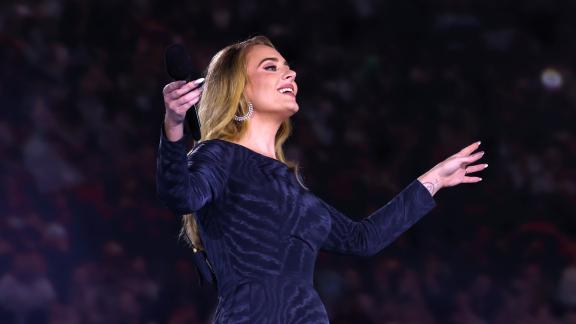 Adele mostra il suo grande anello di diamanti