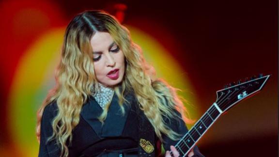 Madonna nello sconforto chiede aiuto ai fan