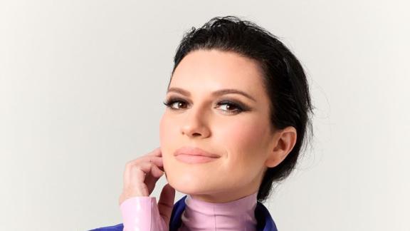 Laura Pausini racconta in tv i suoi oltre 30 anni di carriera 
