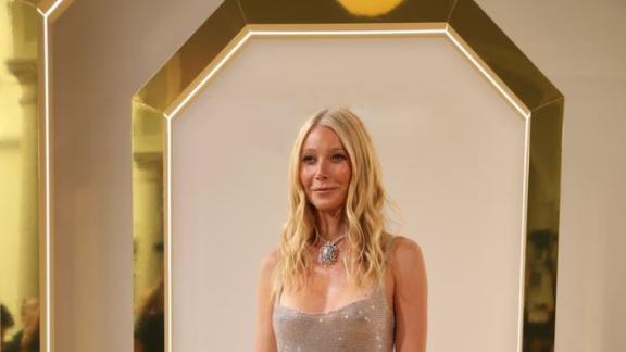 Gwyneth Paltrow e Chris Martin felici con i figli a Parigi: le foto