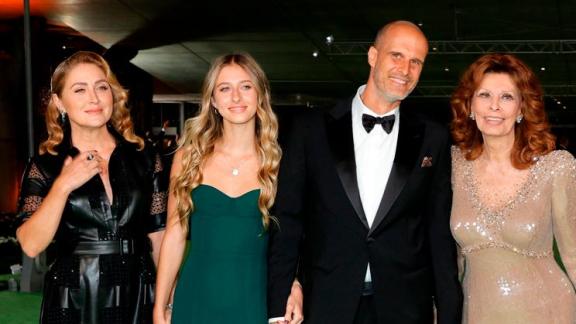 Lucia-Sofia Ponti, nipote di Sophia Loren, bellissima al ballo delle debuttanti: le foto e il video